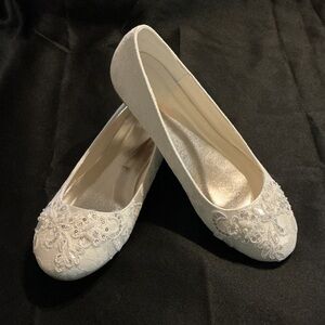 NEW Handcrafted Elegant White Beaded Lace Floral Ballet Flats - Women's